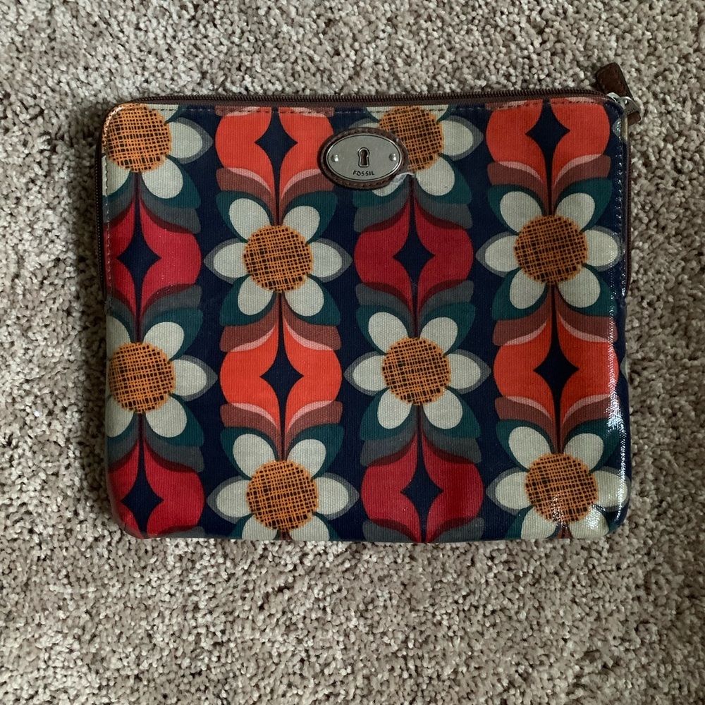 Fossil tablet holder
